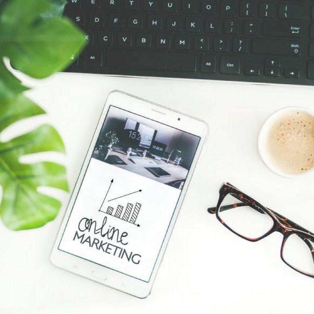 online marketing desk layout